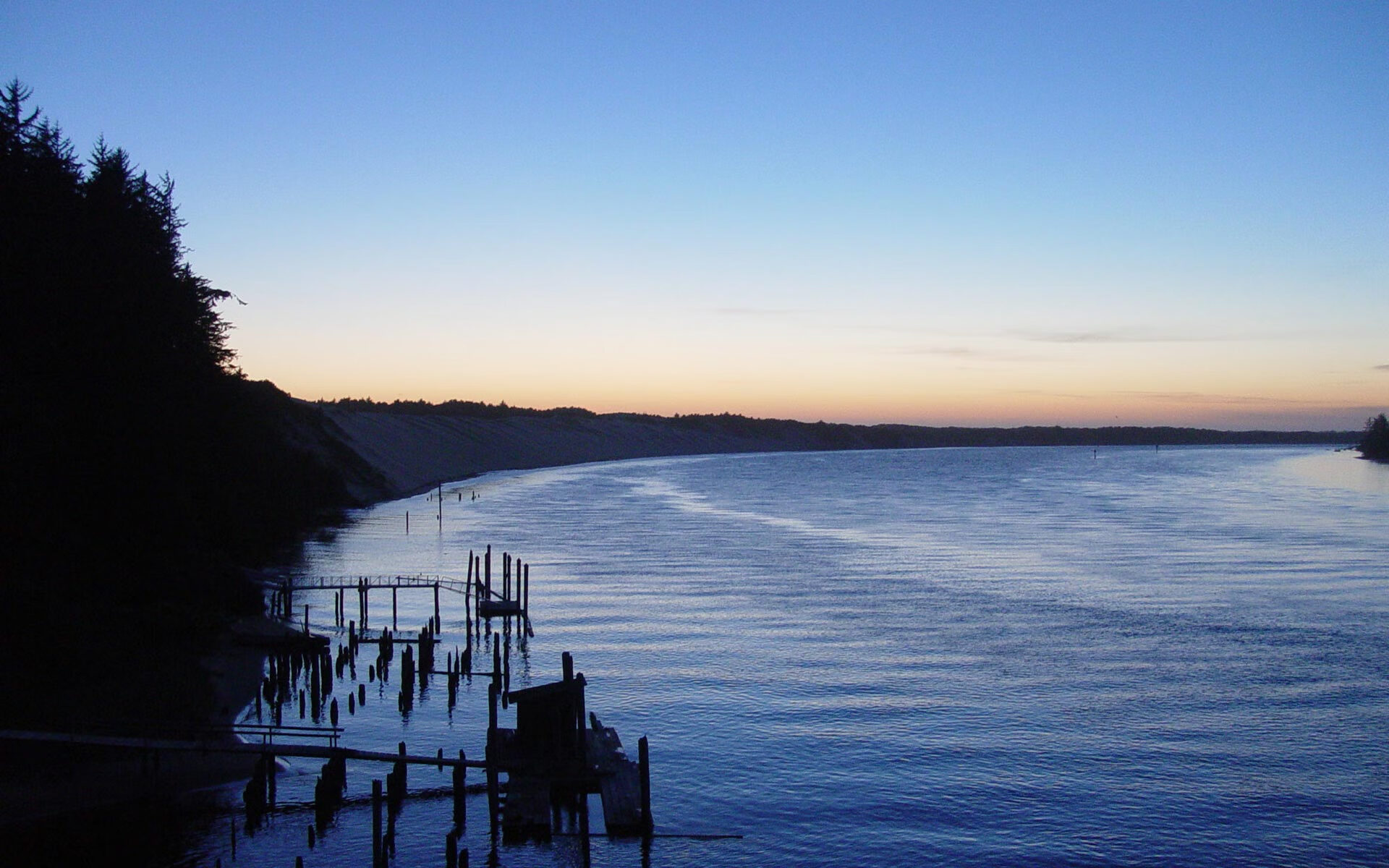 尸油<a href=https://www.tgqjwang.com/ target=_blank class=infotextkey>情降</a>电影，恐怖与情感的交织